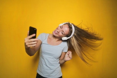 chica oyendo musica