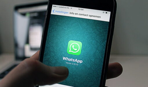 movil con Whatsapp