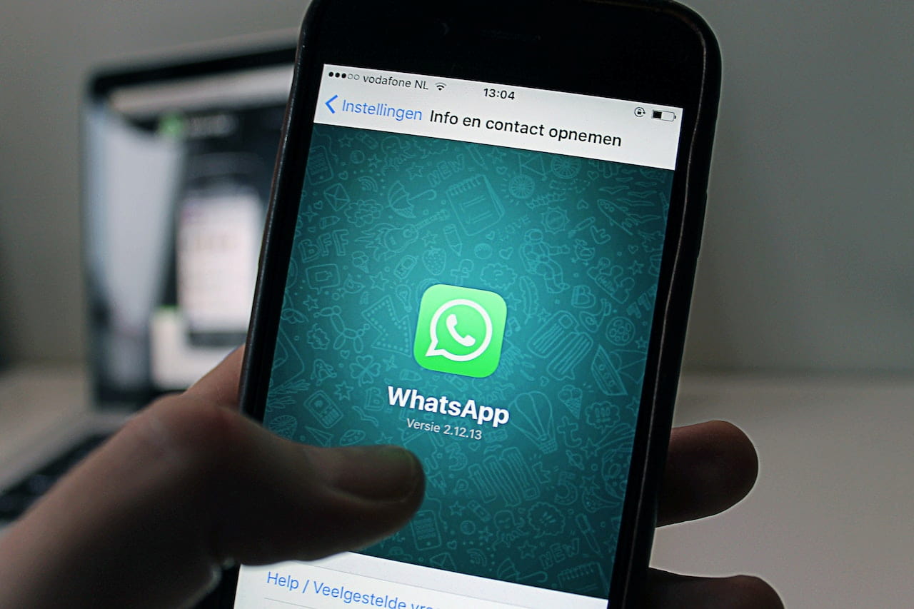 movil con Whatsapp